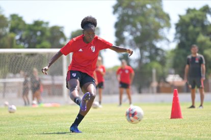 Tamara Angulo, ecuatoriana que juega en River Plate.