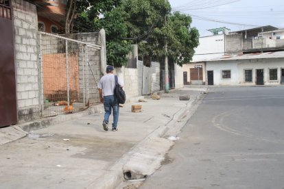 En el sitio en donde murió el chico colocaron un cartón con una vela, a modo de homenaje.