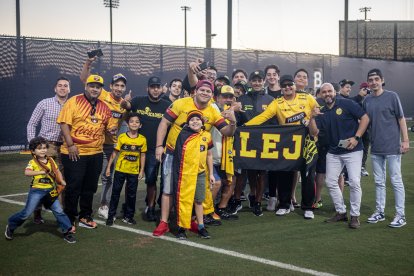 Fabián Bustos junto a hinchas de Barcelona en el entrenamiento en Miami.