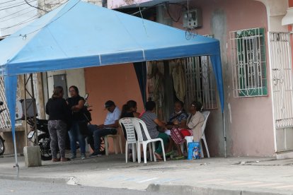 Este martes por la mañana, familiares de Antonio Cisneros continuaban velando su cuerpo.
