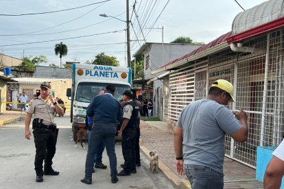 La víctima quedó sentada en su camión sin signos vitales.