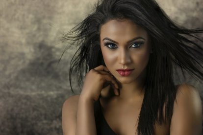 Las pestañas largas y el delineado de ojos les va perfecto.