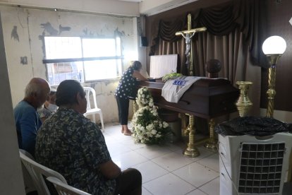 El hombre está siendo velado por sus parientes y conocidos.