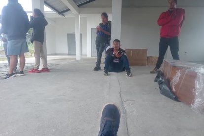 Los parientes llegaron a la morgue de  Macas, en Morona Santiago, para llevarse a su ser querido.