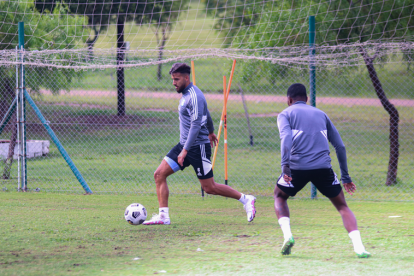 Caín Fara, tiene 28 años. Nació en Rosario, Argentina. Ha jugado en Rosario Central, Juventud Antoniana, Estudiantes, Sol de América (Paraguay), Tigre, Aucas y Emelec.