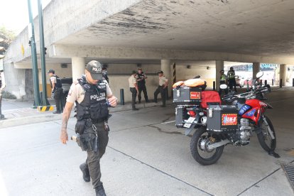 En este túnel del paso a desnivel de la avenida del Bombero fue interceptado Javier Rosero Quiroz. Conducía su camioneta.