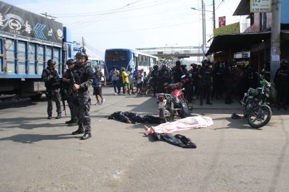 En el sitio se encontraron nueve indicios balísticos. Los cuerpos quedaron cerca de las motocicletas en las que se movilizaban las víctimas.