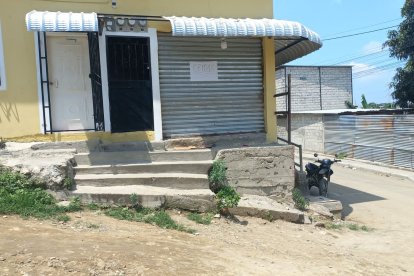 El artefacto fue dejado en el exterior de esta vivienda esquinera, en el sector de la Balerio Estacio.