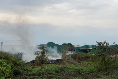 Un incendio, provocado por la quema de llantas, alarmó a los moradores del sector de Juan Montalvo. El BCBG necesitó de siete unidades de combate y 40 bomberos.