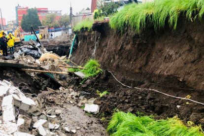 El exceso de lluvia sería la causa. Dos personas más fueron rescatadas con vida y un tercero aún no sería hallado.