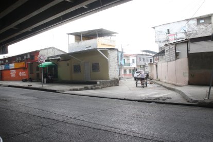 El ciudadano fue interceptado debajo de un puente que conecta la  vía a Daule con un desvío hacia la vía Perimetral.
