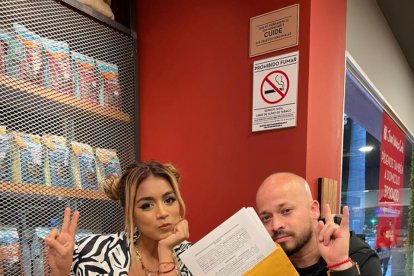 Ronny y Andreína cuando firmaron un contrato.