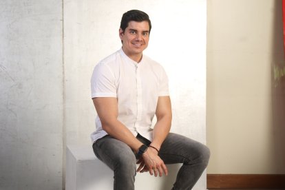 No encasilla el contenido que hace. Dice ser muy variado.