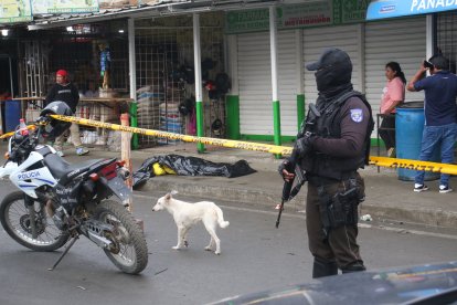 Fuera de una farmacia, en la cooperativa Trinidad de Dios, el cuerpo de un hombre quedó tendido. Otro ciudadano quedó herido y luego murió.
