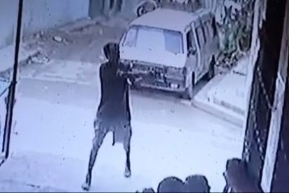 Dos días después un sujeto llegó al inmueble donde funciona un local a dar bala. Una persona resultó herida.