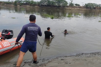 Los bomberos del cantón buscaban en el río el cuerpo del joven de 21 años.