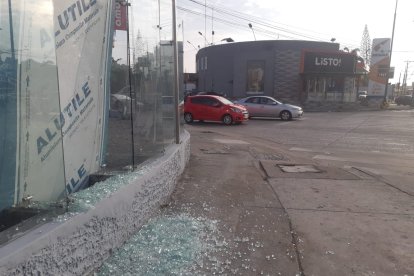 Un vidrio de una concesionaria de la zona se partió al ser impactado por los proyectiles.