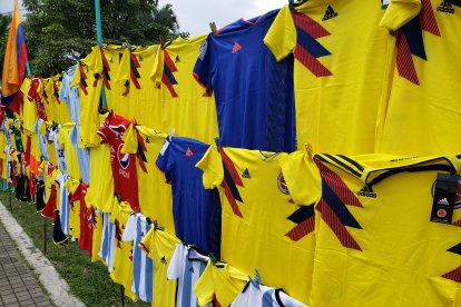 Las camisetas de la selección de Colombia son las que más se encuentran en los alrededores del estadio Pascual Guerrero.
