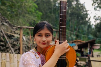 Sus videos los realiza con una guitarra electroacústica, un bajo y 

un piano eléctrico.