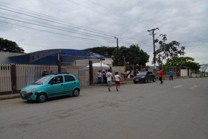 El crimen ocurrió en Balzar. Los sicarios entraron a la vivienda de las víctimas que aún no han sido identificadas.