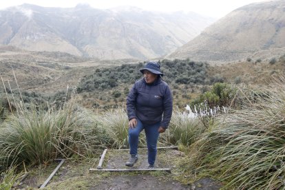 Lady Ulcuango recorre a pie  o a caballo entre cuatro y cinco kilómetros a diario, dentro de la reserva. En los días más cansados, pueden ser ocho horas de caminata.