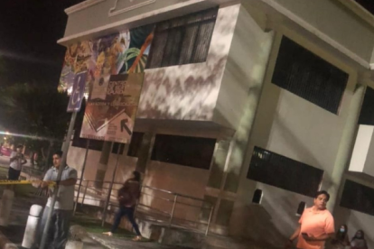 La joven salía de rendir un examen cuando fue atacada por sujetos en moto.