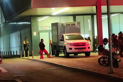 Tras el ataque, una de las víctimas fue trasladada al hospital, donde murió.