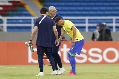 El defensa brasileño Weverton sufrió una fractura en el tobillo derecho durante el  duelo ante Perú