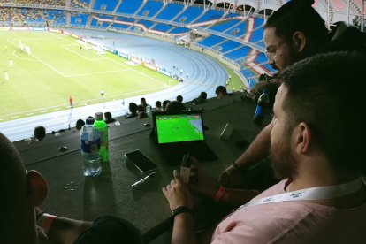 Juan Sebastián Gallegos, periodista de Colombia, sufrió con la derrota del Deportivo Cali, mientras jugaba la sub-20 de su país.