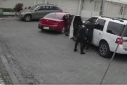 n un video difundido en redes sociales se observa el momento en que intentar secuestrar a un hombre.