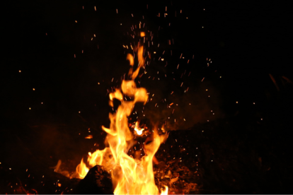 Cansados de varios hechos delictivos, lugareños enardecidos agarraron a un supuesto ladrón y lo quemaron. Ocurrió ena zona rural de Tosagua.