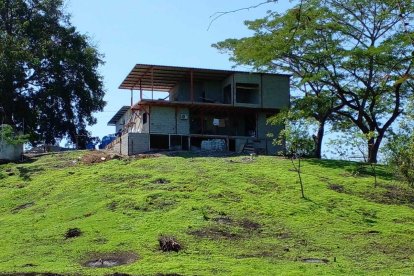 En este inmueble de tres pisos murió el trío.