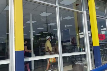 Los delincuentes dispararon contra los ventanales del supermercado.