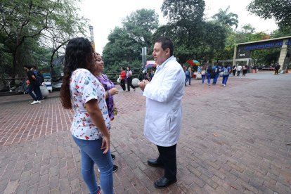 Ecuador Montenegro le plantea su propuesta política a dos jóvenes universitarias.