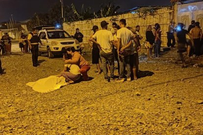 Las esposas de los fallecidos llegaron al sitio tras conocer de su asesinato.