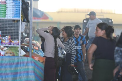Comerciantes no podían contener las lágrimas al ver como quedaron sus locales y la mercadería que allí guardaban.