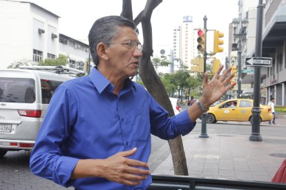 Antonio Orbe se plantó en plena avenida 9 de Octubre para mostrar el problema vial de Guayaquil.