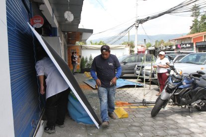 La puerta de ingreso quedó  completamente destrozada por lo que los arreglos empezaron de inmediato, en La Armenia.