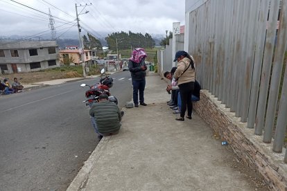 Familiares  de la víctima llegaron a la morgue.