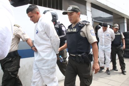 Los sospechosos fueron capturados en el noroeste de Guayaquil. Se movilizaban en un vehículo blanco, sin placa y con vidrios polarizados.