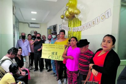 Los pacientes quisieron sonreír, pero más les pudo la pena e indignación por la clausura.