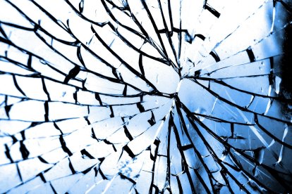 el vidrio que rompieron era el del dormitorio del detenido.