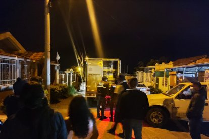 Unos agentes levantaron el cadáver del adulto mayor y otros uniformados realizaron un operativo que se extendió hasta la madrugada de este miércoles 25 de enero de 2023.