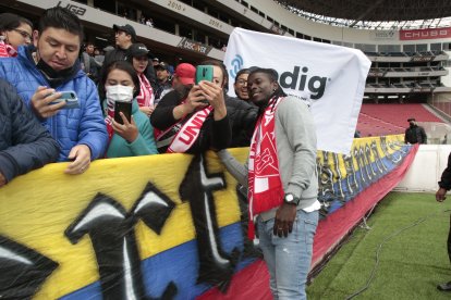 Ricardo Adé llegó para liderar la renovada defensa de Liga de Quito. Ya recibió el cariño de los hinchas del conjunto universitario.