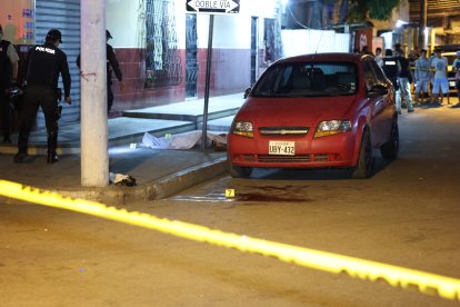 El cadáver de Iván Armando Aquiño Núñez, de 50 años, quedó en la vereda.