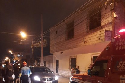 Luis Alberto Carpio Cedeño, de 47 años, se desplomó junto a su vehículo.