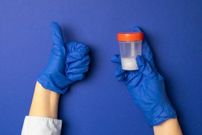 El semen está compuesto por aminoácidos, fósforo, potasio, ácido cítrico, colesterol, carnitina, calcio, sodio, zinc, entre otros.