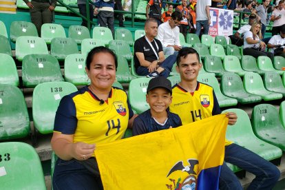 Marlene  Martínez pudo entrar a la concentración de Ecuador, el lunes, para  felicitar a Jeampaul (c), por su cumpleaños.