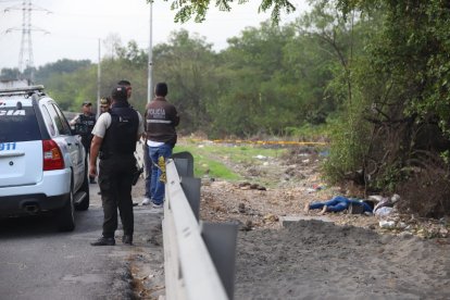 La víctima vestía jean y camiseta azul. Fue hallado por una persona que pasaba por la vía Perimetral.
