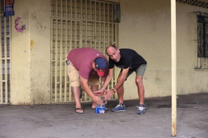 José Patiño, padre de una de las  víctimas, y otro allegado colocaron una vela en el lugar donde cayó abatido. En el sitio se hallaron 16 indicios de balas.
